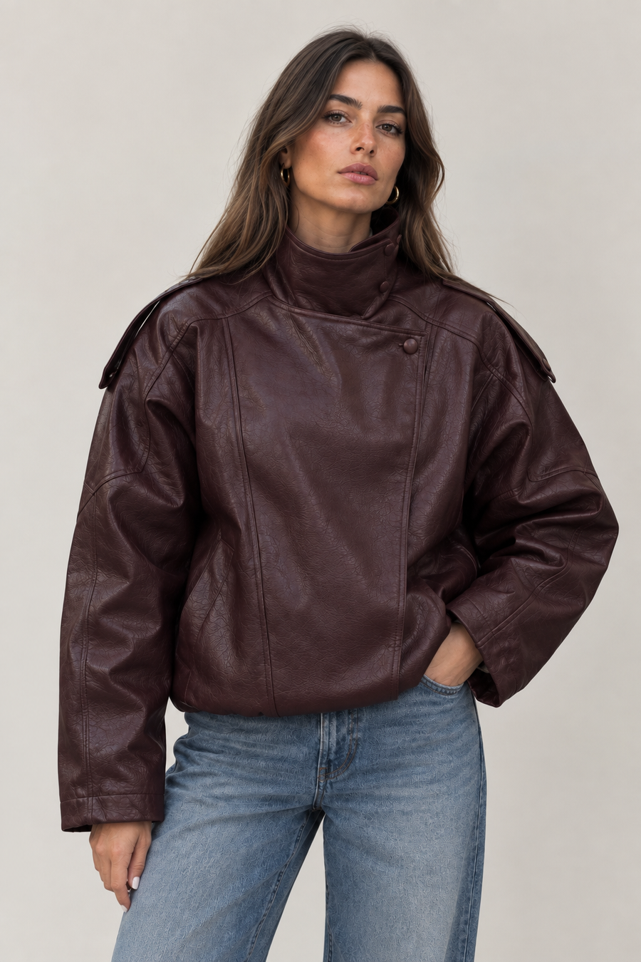 Chaqueta biker oversize burdeos - modelo de frente