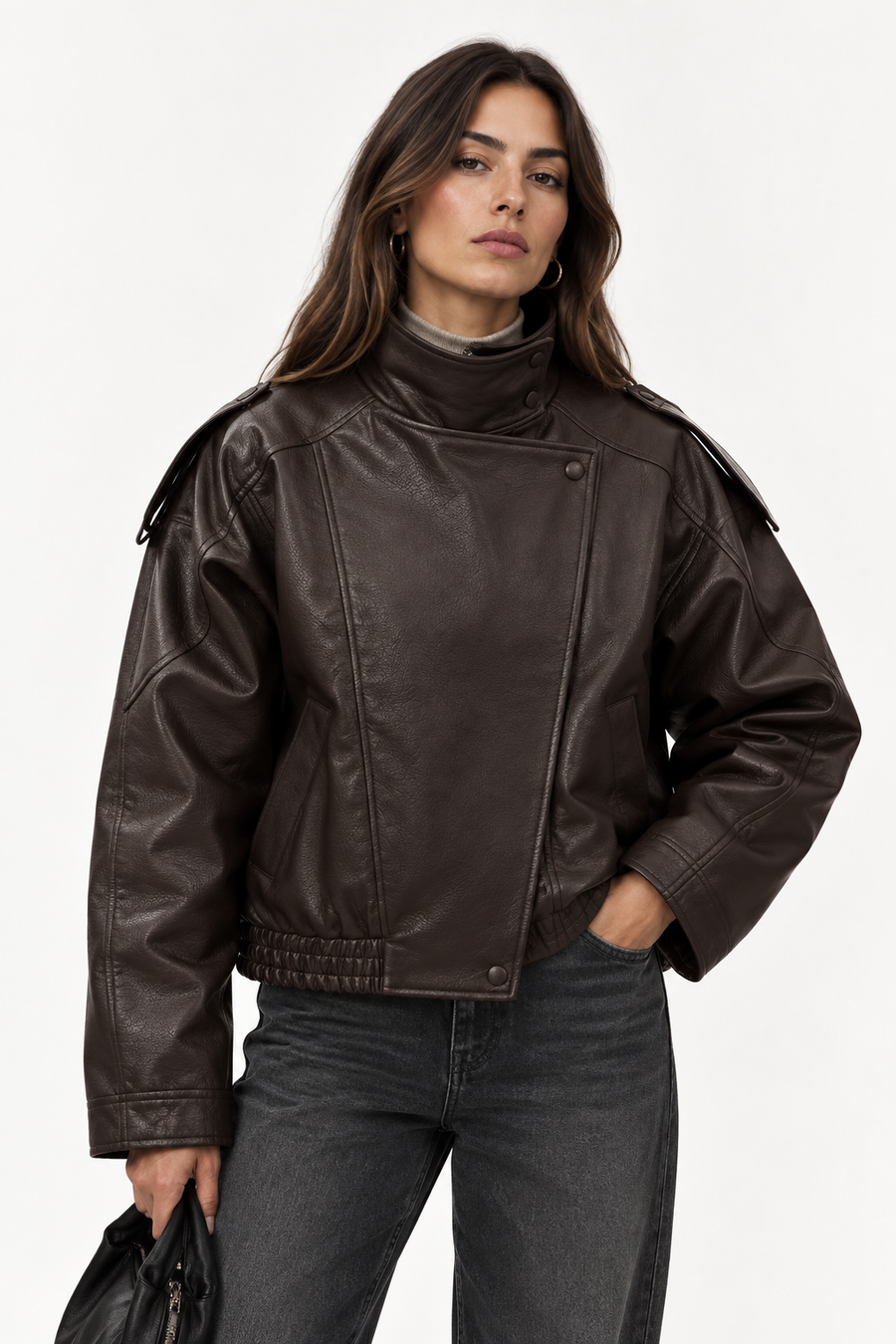 Chaqueta biker oversize marrón - modelo de frente