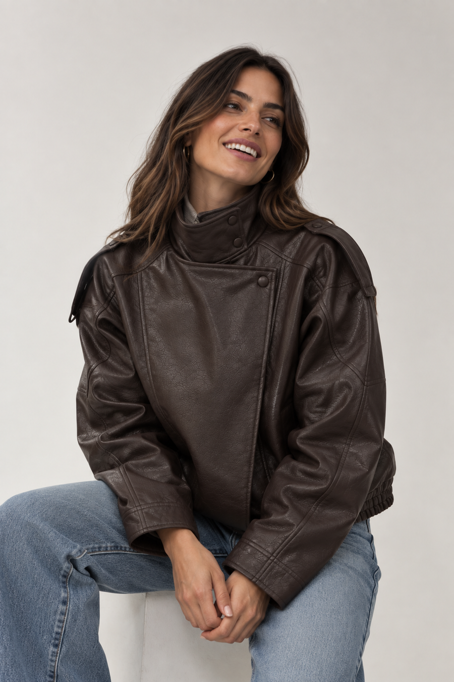 Chaqueta biker oversize marrón - modelo sentada