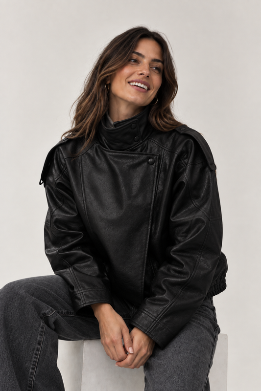 Chaqueta biker oversize negra - modelo sentada