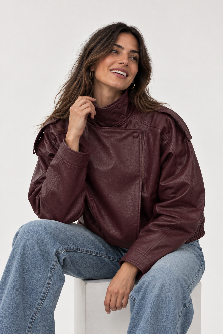 Chaqueta biker oversize burdeos - modelo sentada