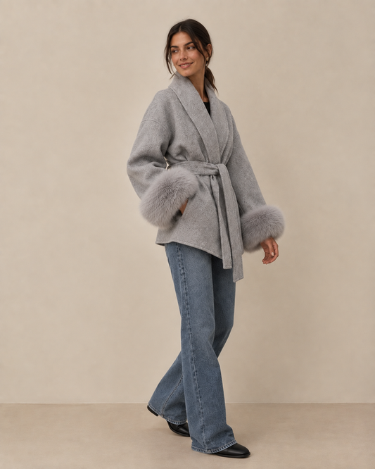 Abrigo de paño gris - modelo posando de lado