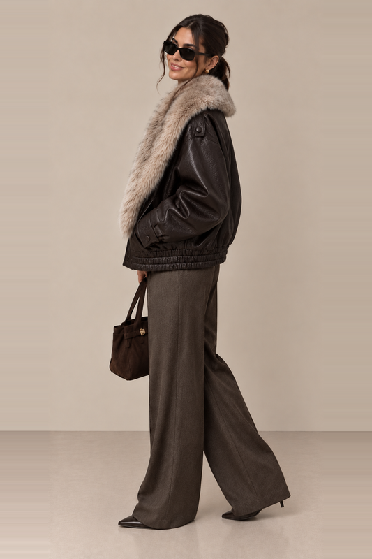 Chaqueta con cuello de pelo chocolate - modelo de lado