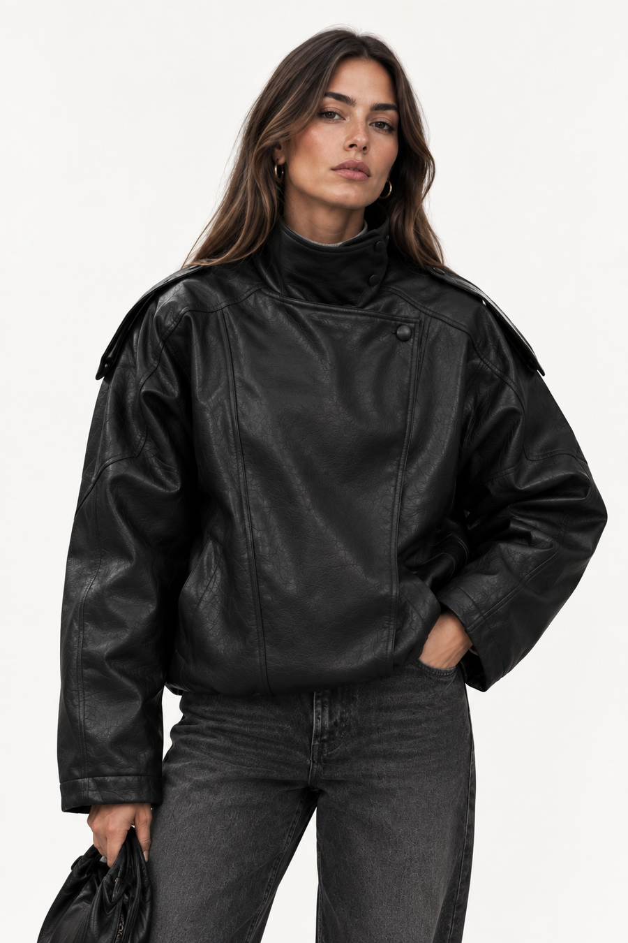 Chaqueta biker oversize negra - modelo de frente