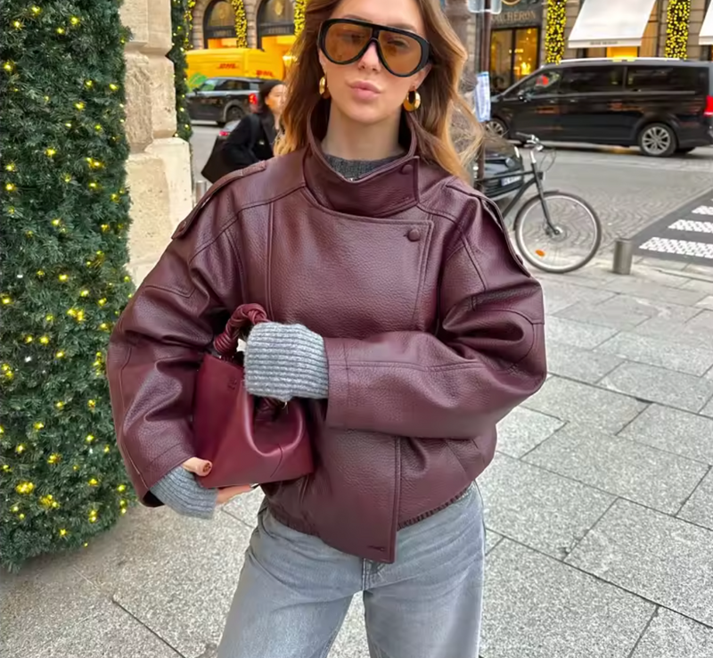 Modelo con la chaqueta biker en burdeos por la calle