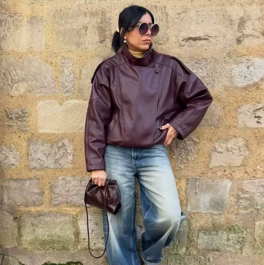 Modelo con la chaqueta biker en burdeos, look completo
