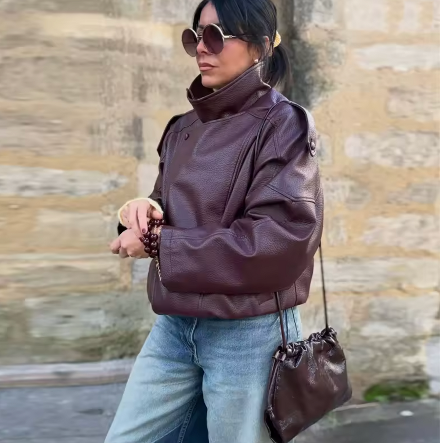 Modelo con la chaqueta biker en burdeos, vista de perfil