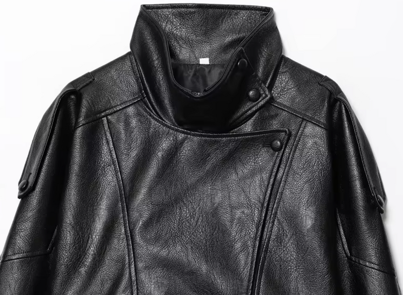 Detalle del cuello alto y el hombro de la chaqueta biker en negro