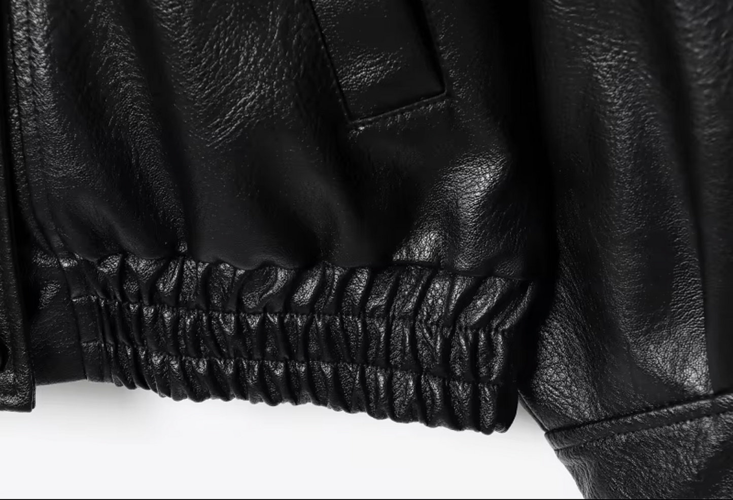 Detalle del bajo elastico fruncido de la chaqueta biker