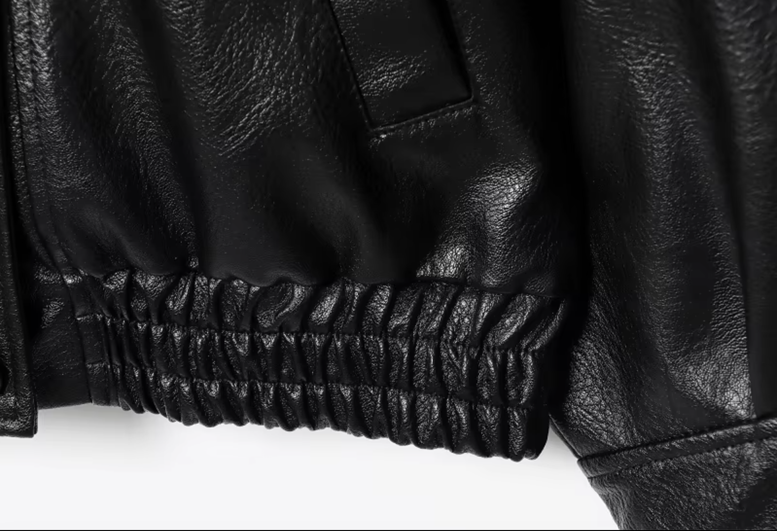 Detalle del bajo elastico fruncido de la chaqueta biker